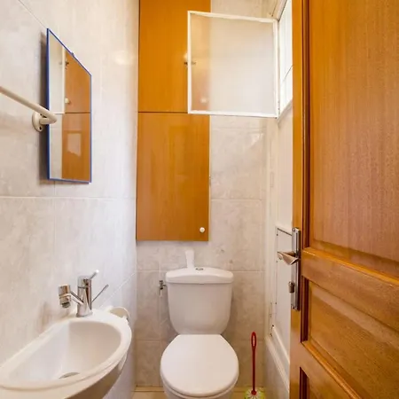 4bd W Balcony In By Guestready